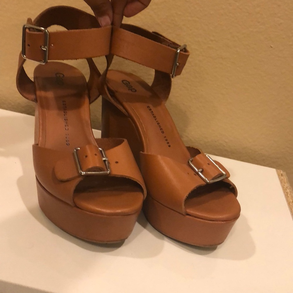 Cognac tan platform wedges size 6